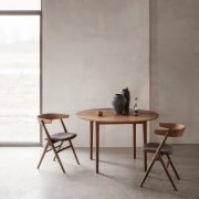 Silla de comedor Sibast No 9 fabricada artesanalmente por Sibast en madera de bosques certificados FSC. Diseño danés cómodo y funcional de gran calidad
