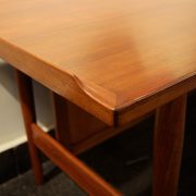 Mesa despacho diseño danés de Arne Vodder para Sibast, de 1960., realizada en madera de teca. Detalle tapa