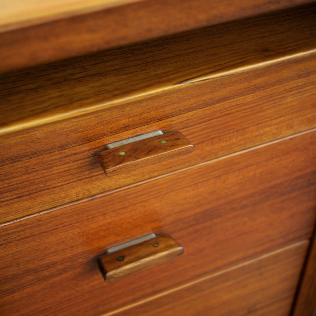 Mesa despacho diseño danés de Arne Vodder para Sibast, de 1960., realizada en madera de teca. Detalle cajones