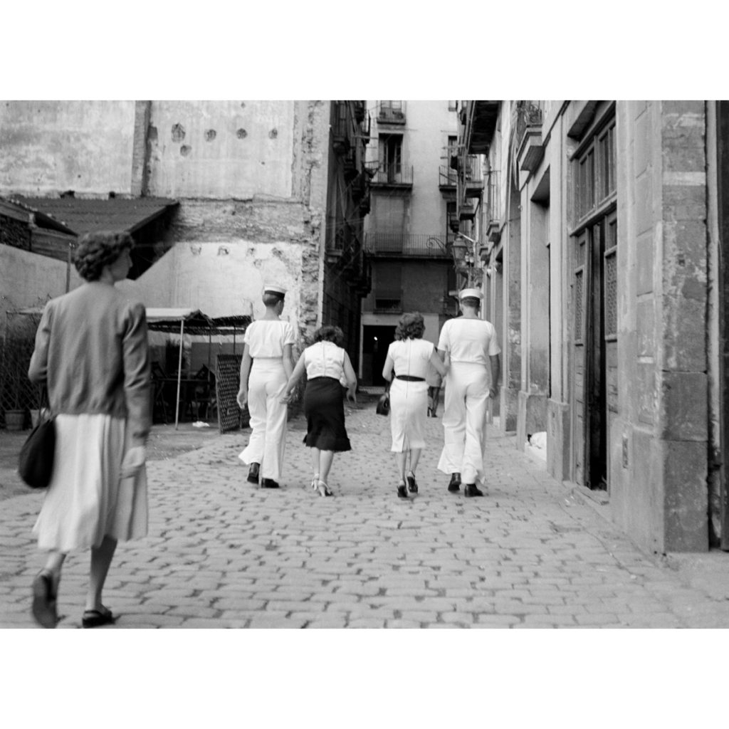 Català-Roca. Paseo por el barrio Chino. Barcelona, 1953.
