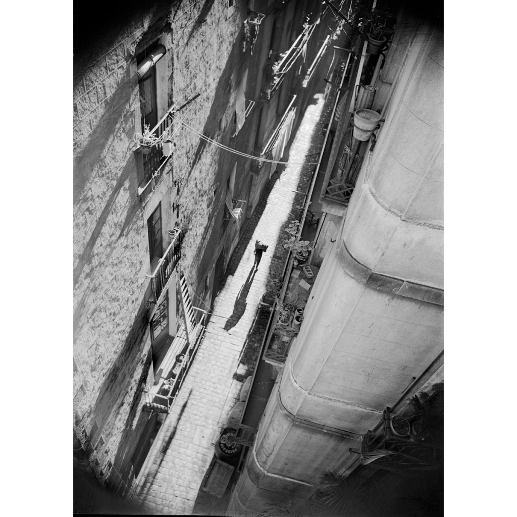Català-Roca. El hombre del saco. Barcelona, c. 1954.