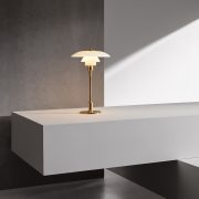 Lámpara diseño de Poul Henningsen PH 3/2 Sobremesa Latón metalizado. Detalle ambiente.