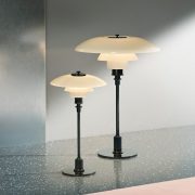 Lámpara PH 3½-2½ sobremesa. Latón metalizado de Louis Poulsen. Detalle ambiente