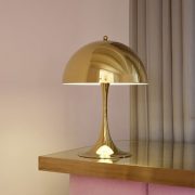 Lámpara Panthella de sobremesa 320 Latón metalizado. Diseño de Verner Panton. Detalle ambiente