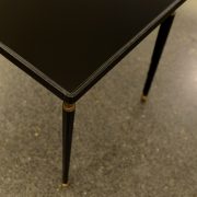 Mesa auxiliar forrada en piel de Jacques Adnet. Detalle