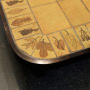 Mesa de centro de Roger Capron. Detalle de la tapa con decoración vegetal incisa, y firma del diseñador.