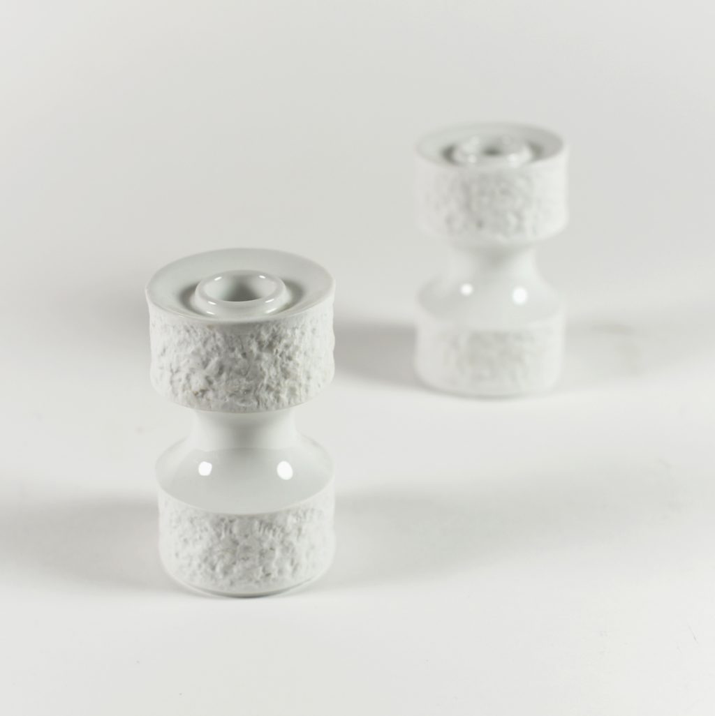 Pareja de candeleros de porcelana alemana Royal KPM, años 70.