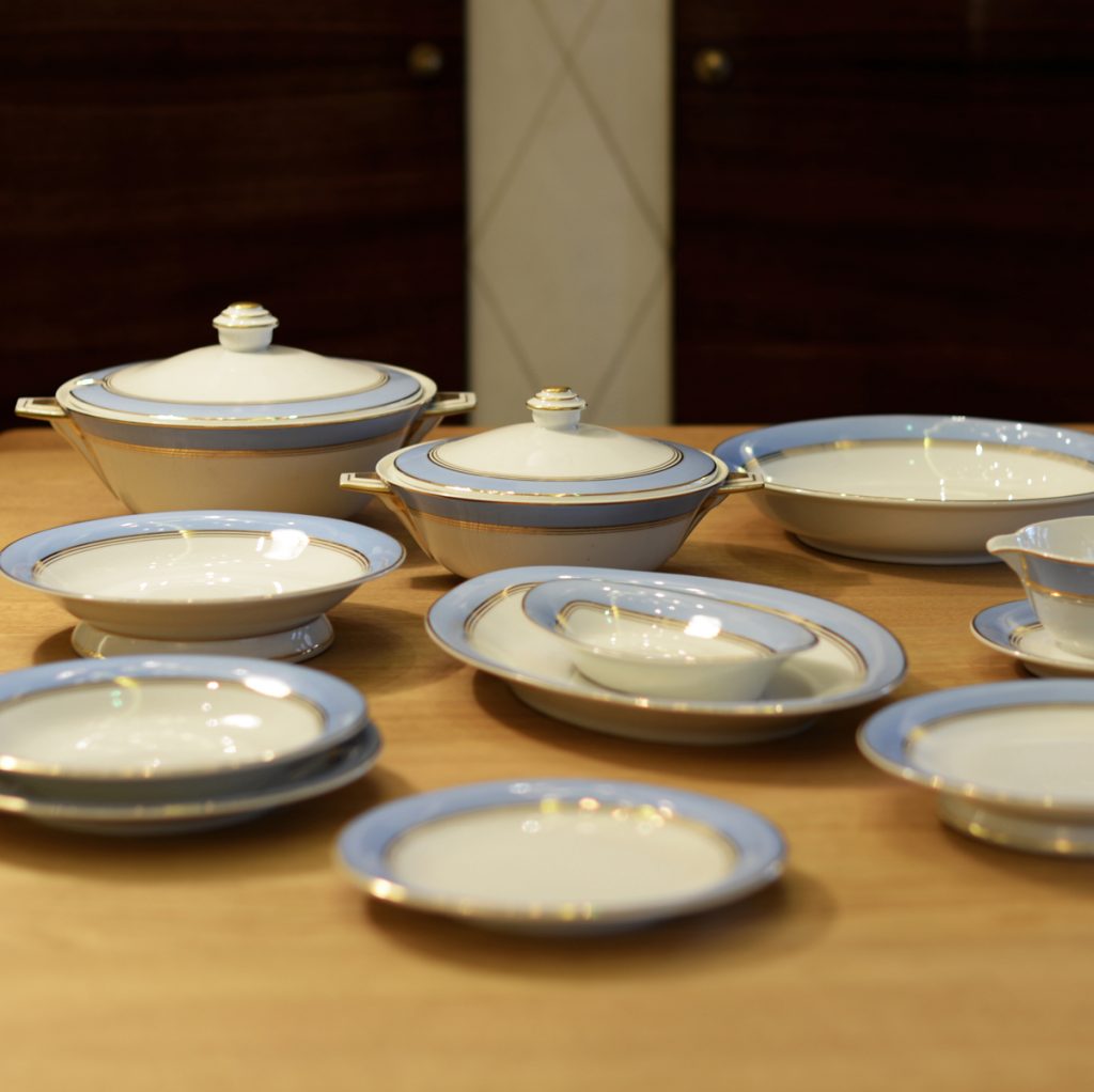 Vajilla de porcelana esmalta de Limoges.