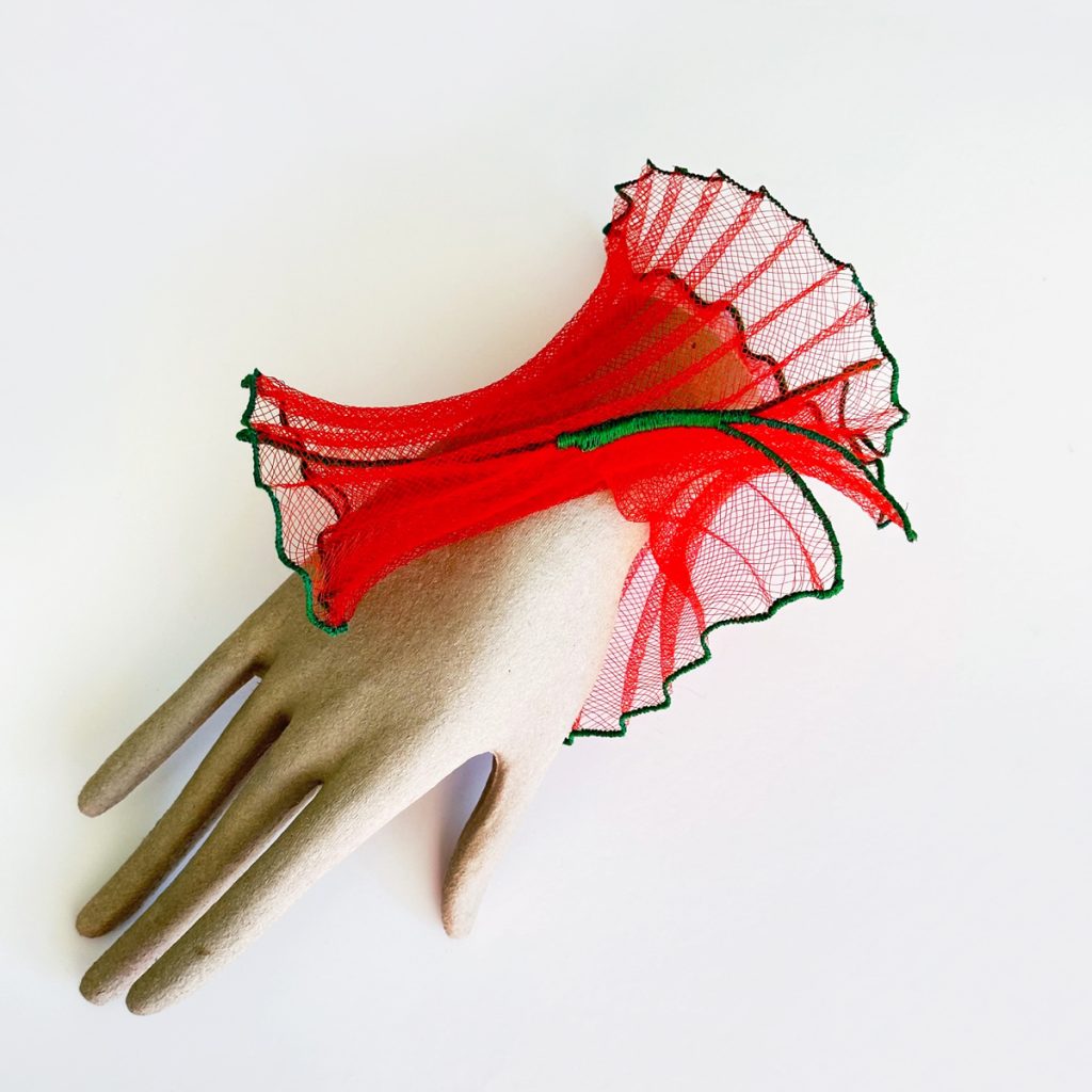 Candela Cort. Pulsera de crinolina plisada y bordada a mano. Pieza única.