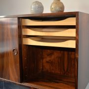 Mueble auxiliar, para colgar diseño danés, 1960. DEtalle interior con tres gavetas