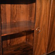 Mueble auxiliar, para colgar diseño danés, 1960. Detalle del interior con baldas. Todo de palosanto