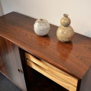Mueble auxiliar, para colgar diseño danés, 1960. Detalle de la tapa de palosanto
