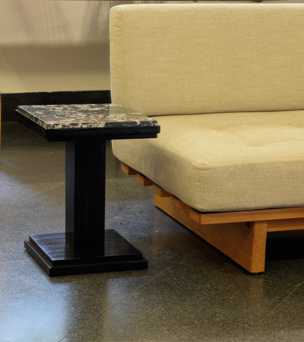 Mesa auxiliar de ébano de Macasar y tapa de mármol