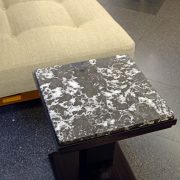 Mesa auxiliar de ébano de Macasar y tapa de mármol. Detalle de la tapa de mármol