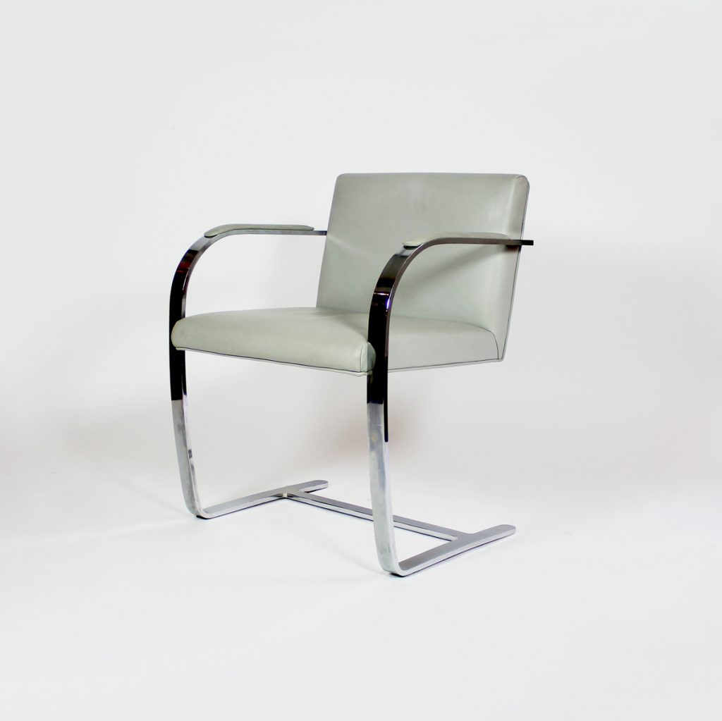 Silla Brno. Mies Van der Rohe. Acero plano y piel. Diseño de 1929.