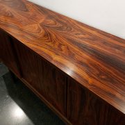 Aparador de palosanto diseño danés años 60. Detalle de la tapa de palosanto