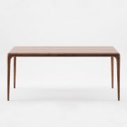 Mesa de comedor Latus en madera de nogal, de Artisan.