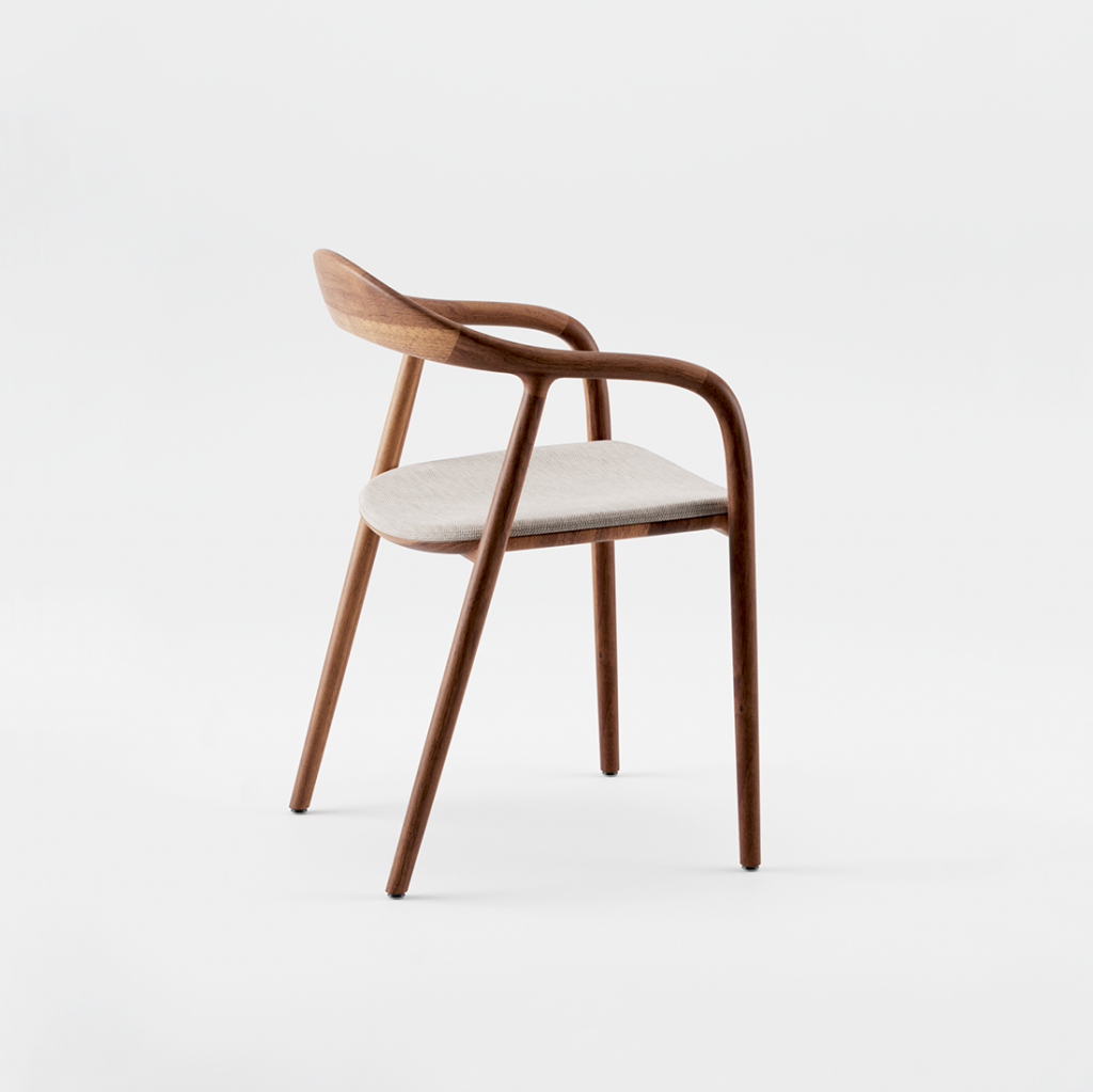 Silla Neva de Arisan en madera de nogal y asiento tapizado en tela.