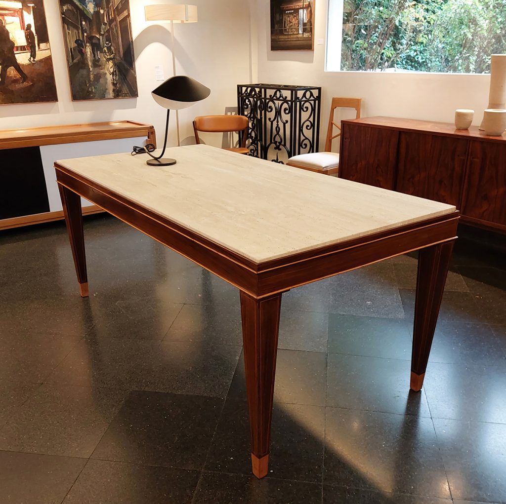 Mesa con tapa de mármol, diseño italiano de los años 50. Al más puro estilo Art Deco.