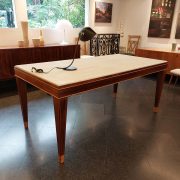 Mesa con tapa de mármol, diseño italiano de los años 50. Al más puro estilo Art Deco. Detalle alzado
