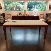 Mesa con tapa de mármol, diseño italiano de los años 50. Al más puro estilo Art Deco. Detalle frontal