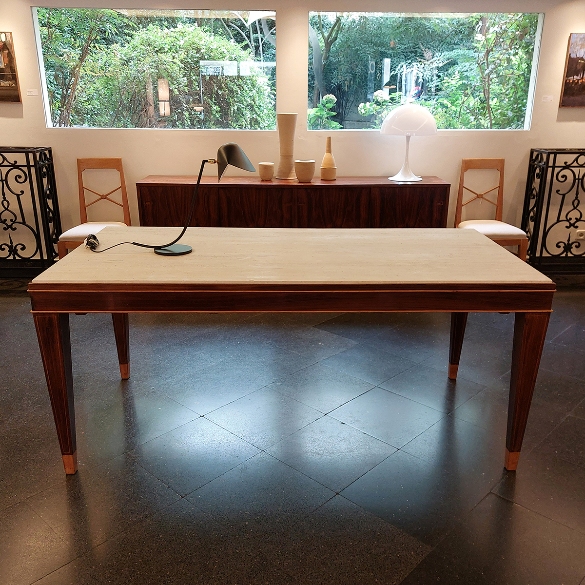Mesa con tapa de mármol, diseño italiano de los años 50. Al más puro estilo Art Deco. Detalle frontal