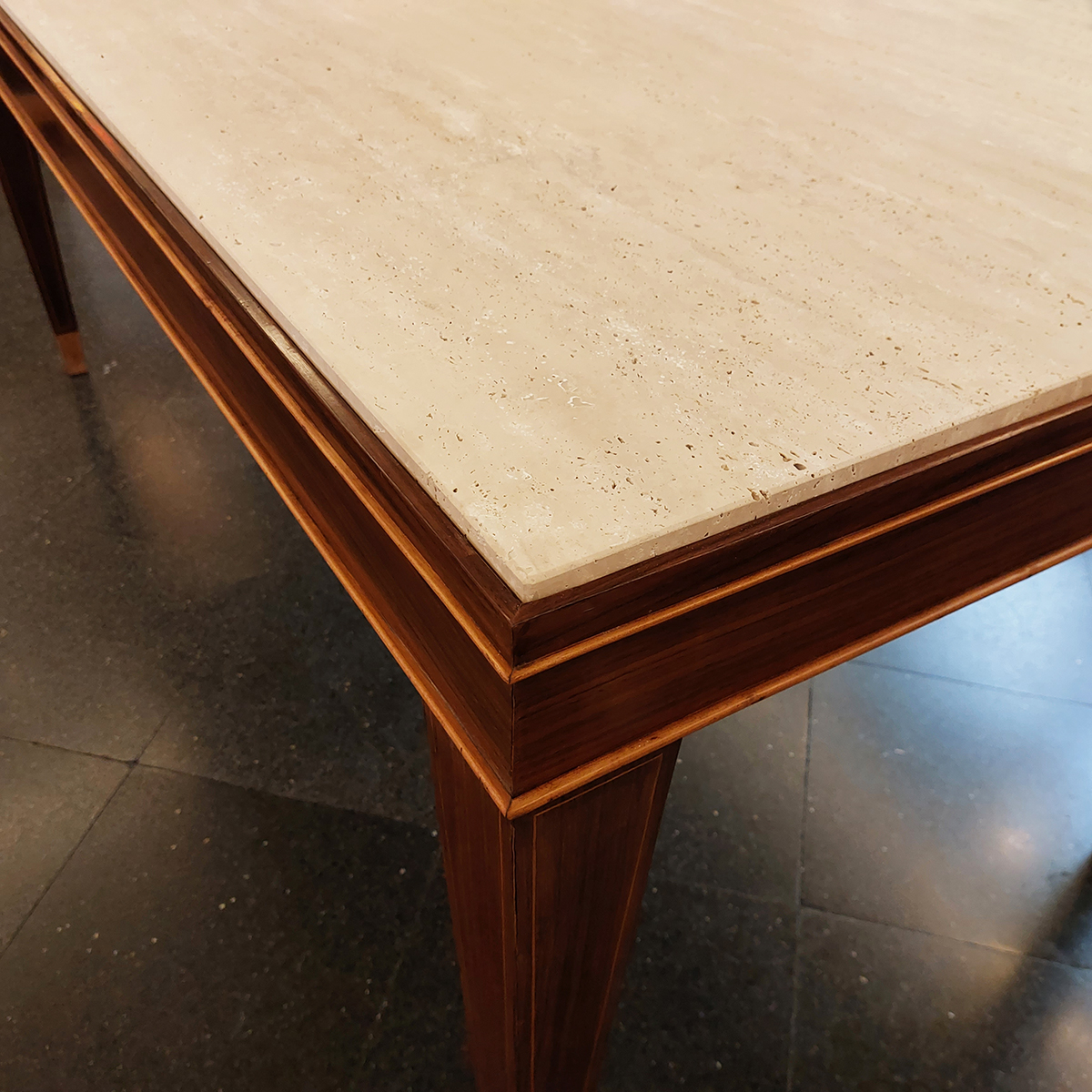 Mesa con tapa de mármol, diseño italiano de los años 50. Al más puro estilo Art Deco. Detalle de la tapa y del faldón.