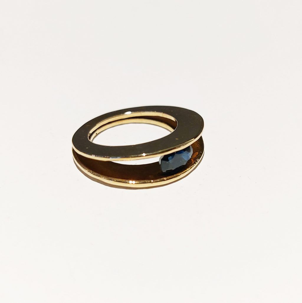 Anillo de oro y zafiro diseño de Ana Arambarri