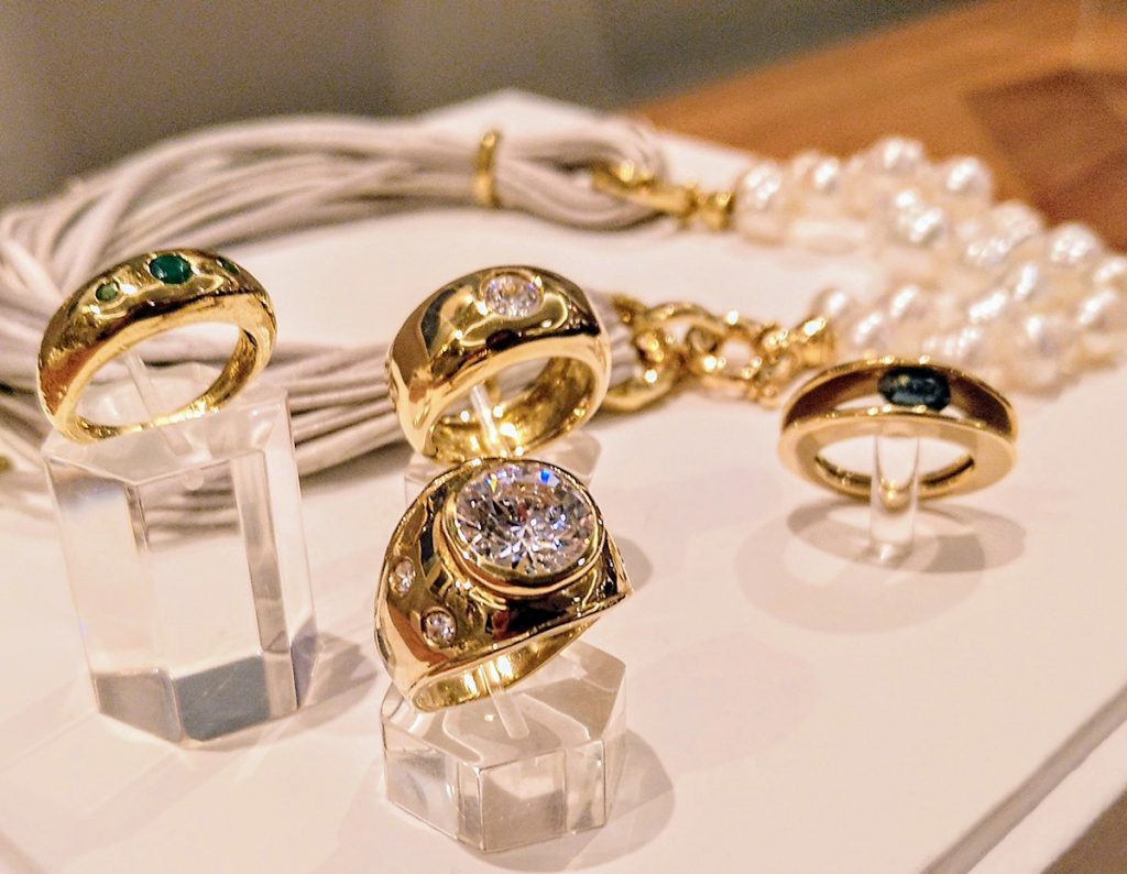 Exposición de Ana Arambarri "De la idea a la joya". Navidades 2023. Diseño de joyas contemporáneas