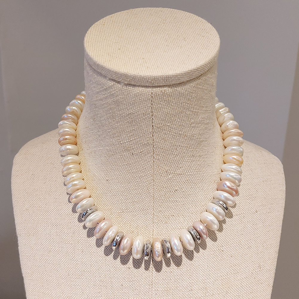 Collar de perlas y oro blanco diseño de Ana Arambarri