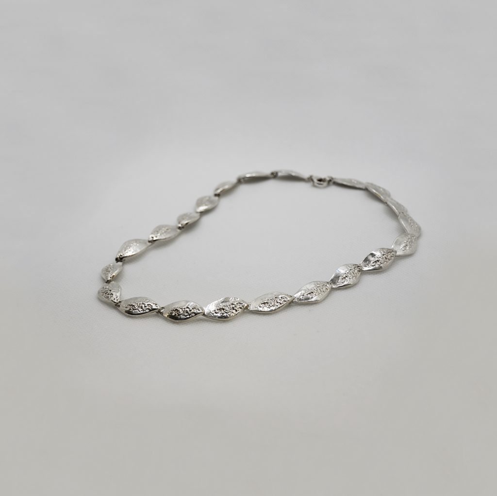 Ana Arambarri. Collar de plata
