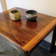 Mesa auxiliar danesa de palosanto, años 60: Detalle tapa