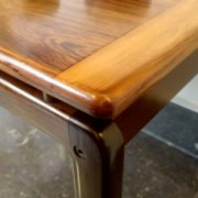 Mesa auxiliar danesa de palosanto, años 60: Detalle