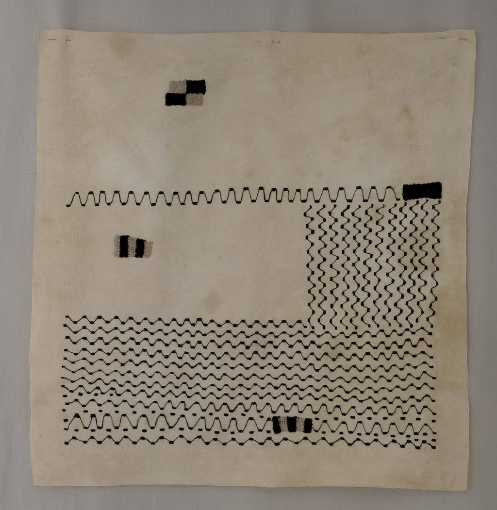 Amparo de la Sota, 2023. Arte textil, bordado a mano sobre servilleta. Obra única.