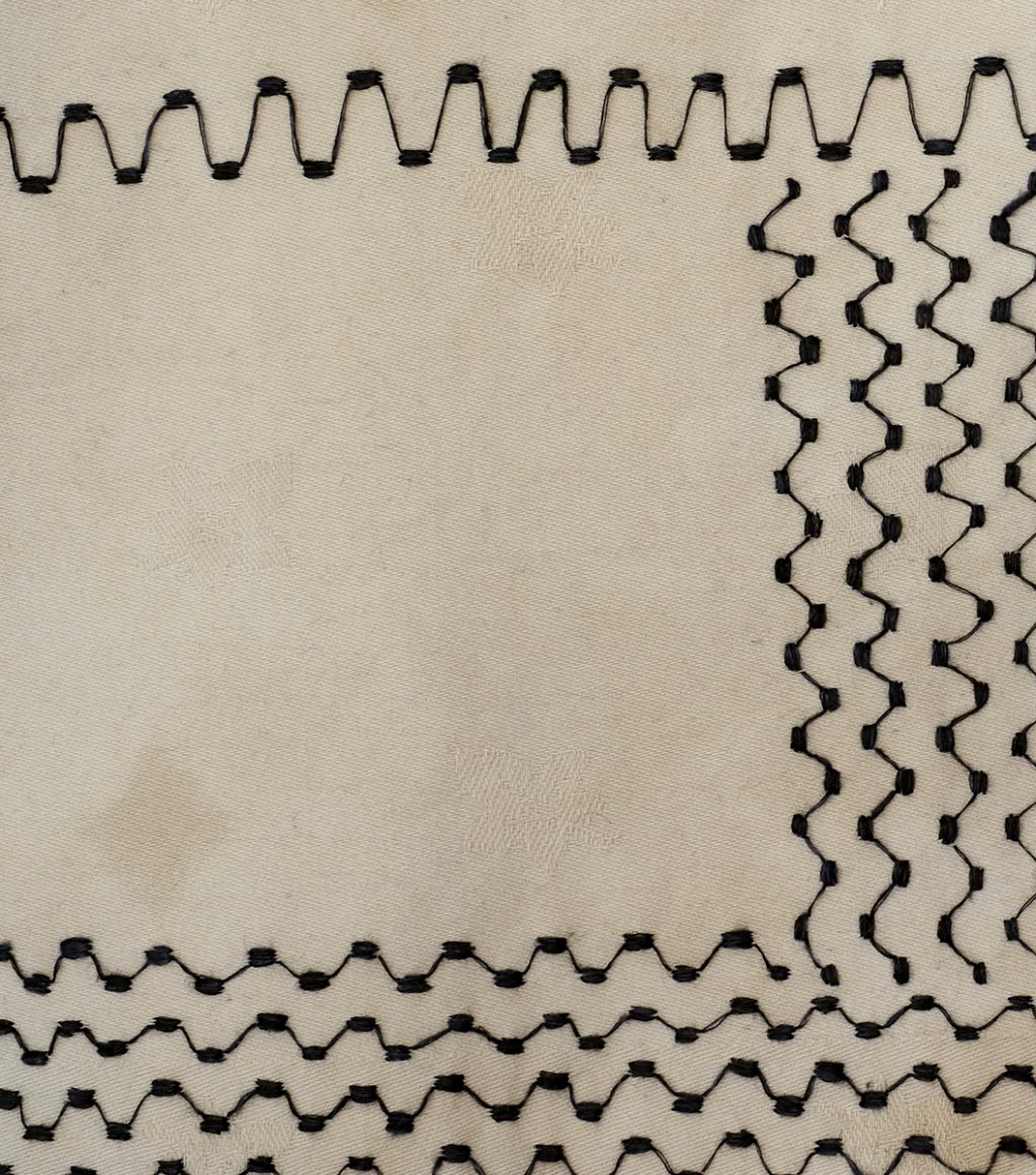 Amparo de la Sota, 2023. Arte textil, bordado a mano sobre servilleta. Fragmento. Obra única.
