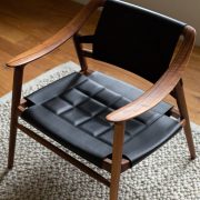 Longue chair Bambi 56/2. Nogal y cuero negro. Diseño de 1955.