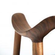 Fjordfiesta. colección Bambi. Madera de nogal y cuero bordado. Diseño escandinavo. Detalle brazo madera.