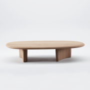 Mesa de centro Monument Oval de Artisan. Madera de roble