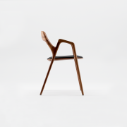 Silla Ging de Artisan. Madera de roble y tapizado en tela.