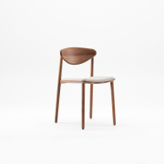 Silla Naru light de Artisan. Nogal y asiento de tela.