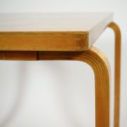 Mesa diseño Alvar Aalto. Original de época. Detalle