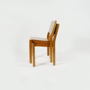 Conjunto de cuatro sillas apilables de Alvar Aalto, mod 611, en raíz de abedul.
