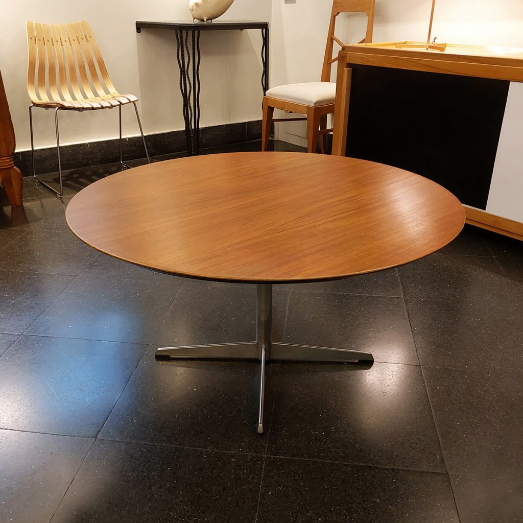 Mesa de centro diseño danés de los años 70, en madera de teca y pata de acero.