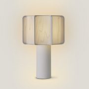 Lámpara de mesa KACTOS de LZF. Diseño artesanal en madera y cerámica. Encendida.