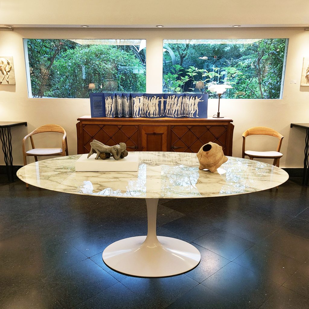 Mesa tulip oval con tapa de mármol arabescato. Estado impecable=nuevo. Eero Saarinen
