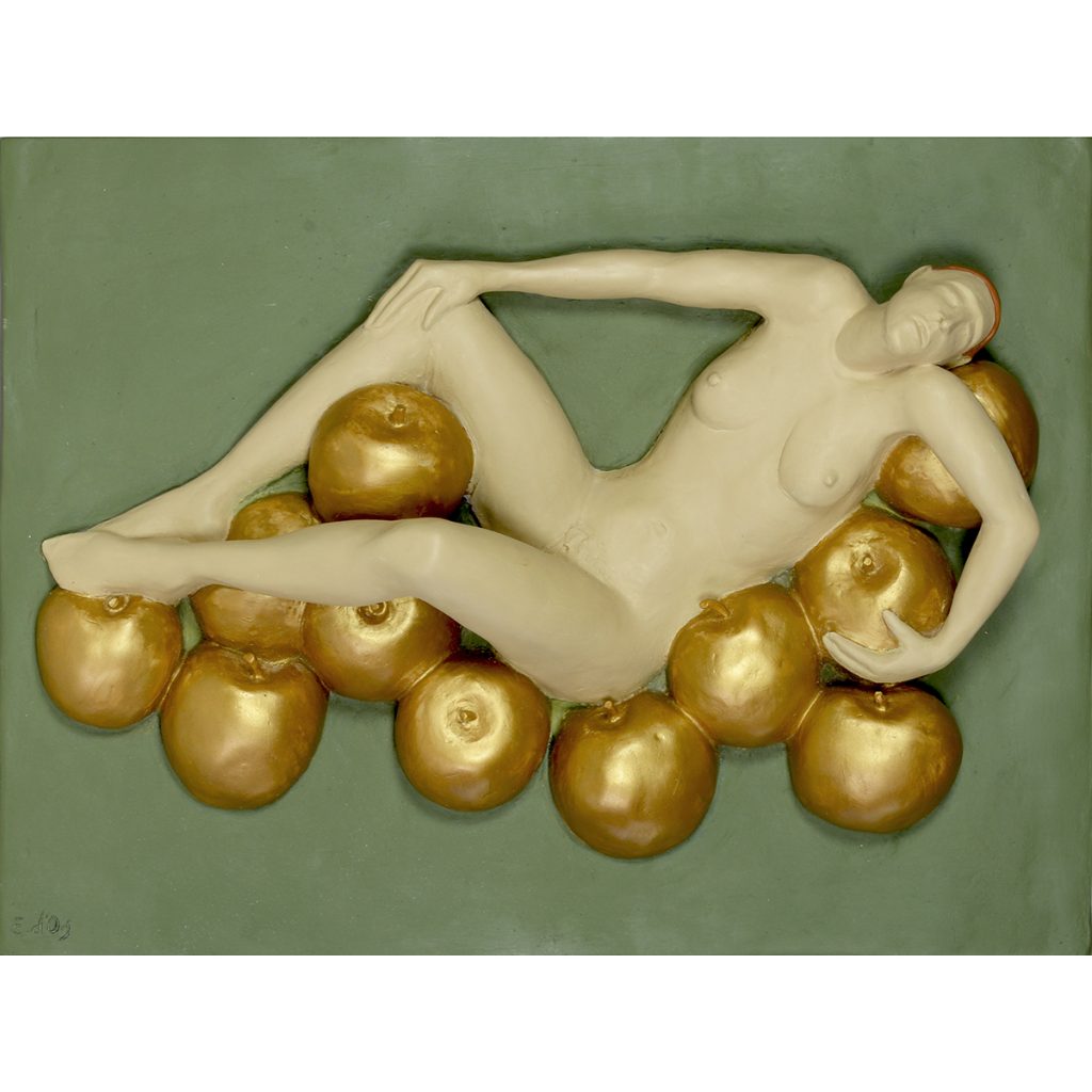 Esperanza d´Ors. Hespéride sobre lecho de manzanas. Relieve escultórico policromado.