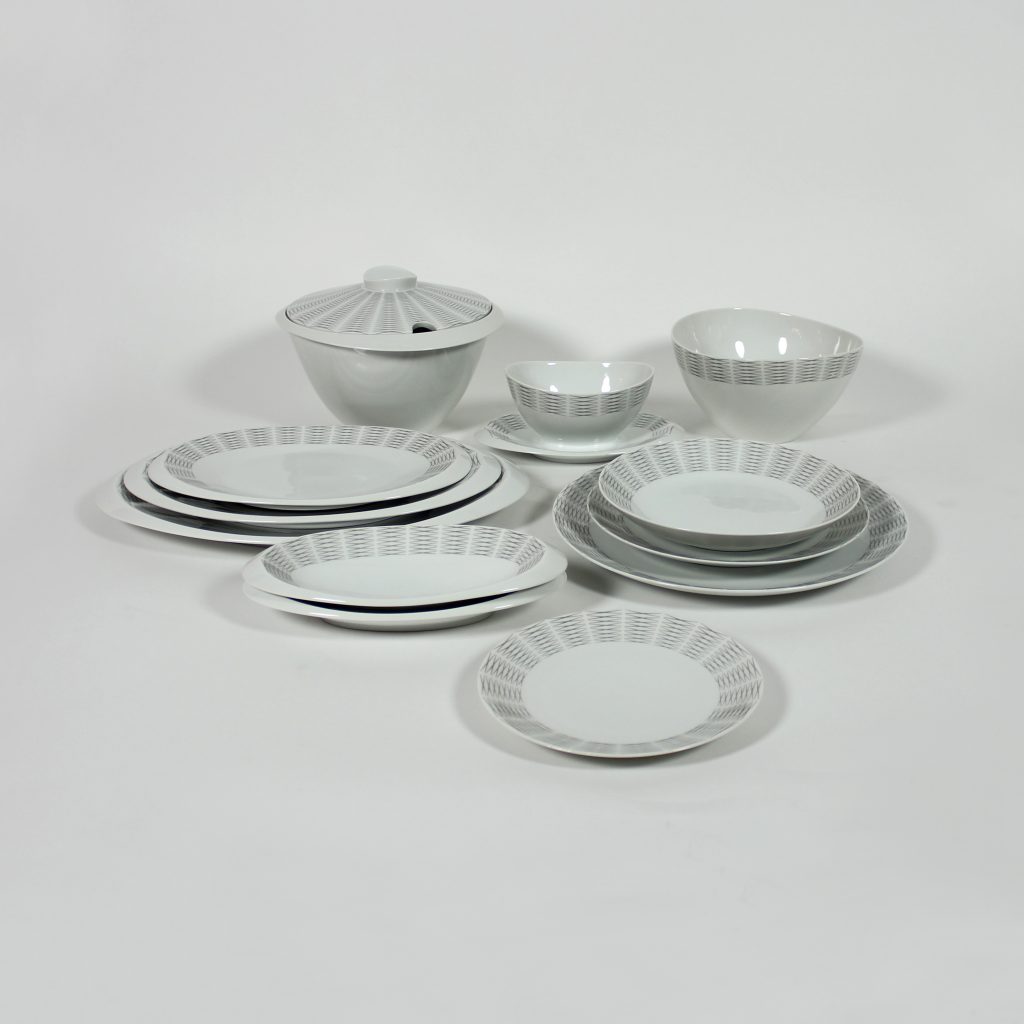 Vajilla de porcelana diseño años 50. En perfecto estado.