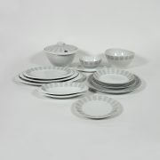 Vajilla de porcelana diseño años 50. En perfecto estado.
