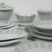 Vajilla de porcelana diseño años 50. En perfecto estado.