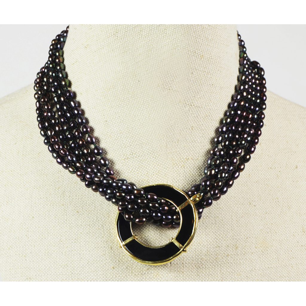 Ana Arambarri. Collar de oro, ónix y perla de Tahití. Colección Superluna, 2024